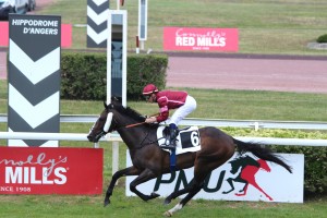 Victoire Magique crossing the line