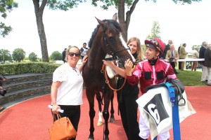 Victoire with Amy, Cristian Demuro and stable lass Hannah Boult